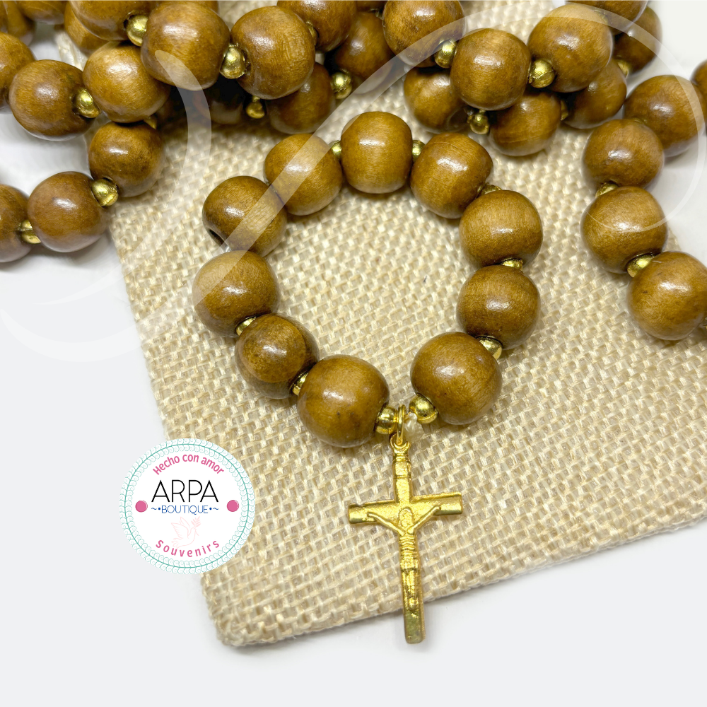 Denario de madera café cruz dorado - 12u