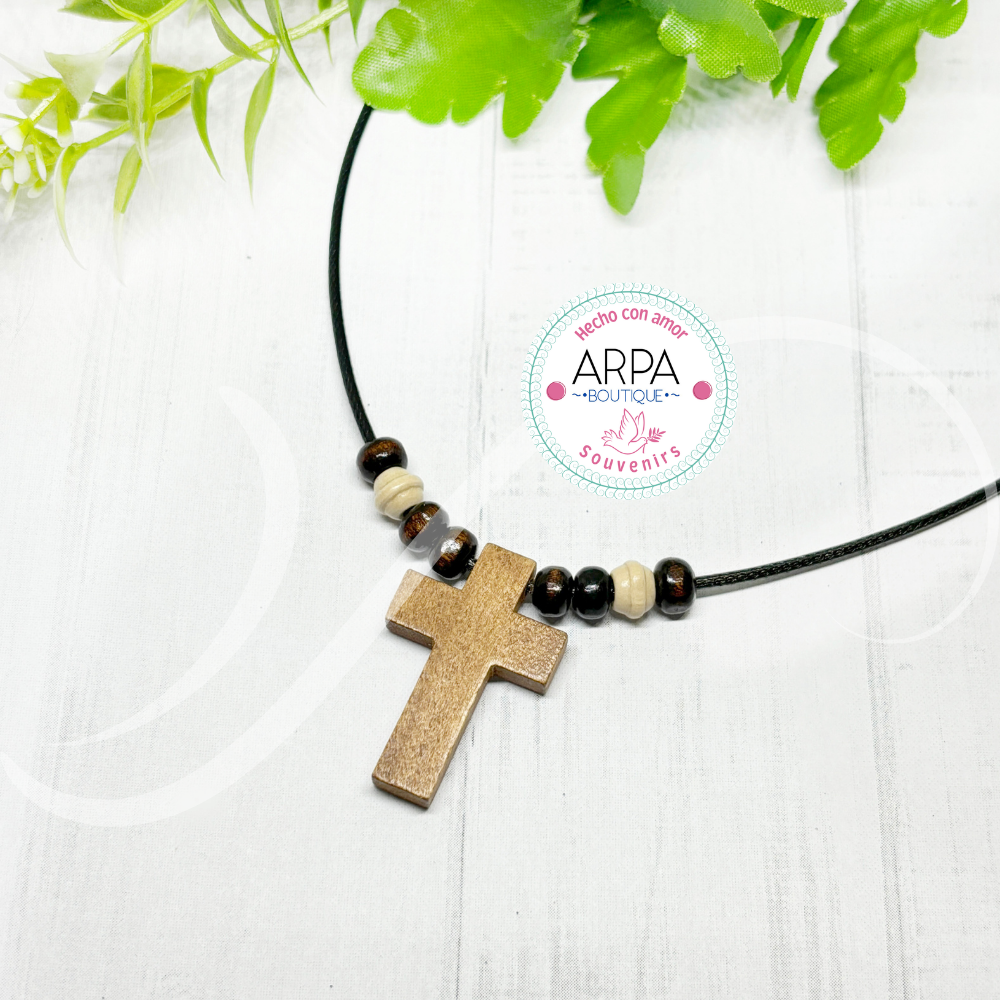 Collar con cruz de madera y cuentas - 10und.