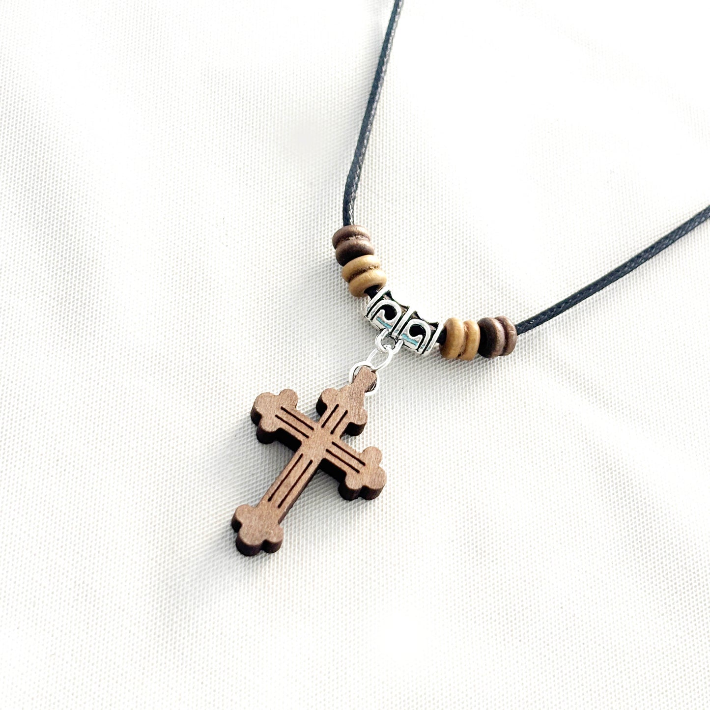 Collar con cruz de madera (Jesús) - 6und