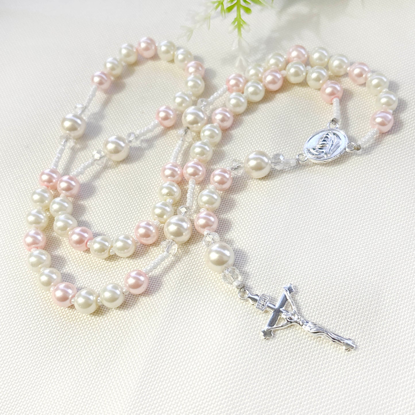 Rosario católico perlas rosas y blanco - 1und