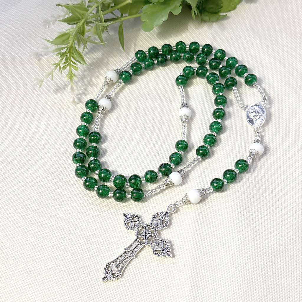 Rosario católico cuentas verdes y cruz gótica - 1und