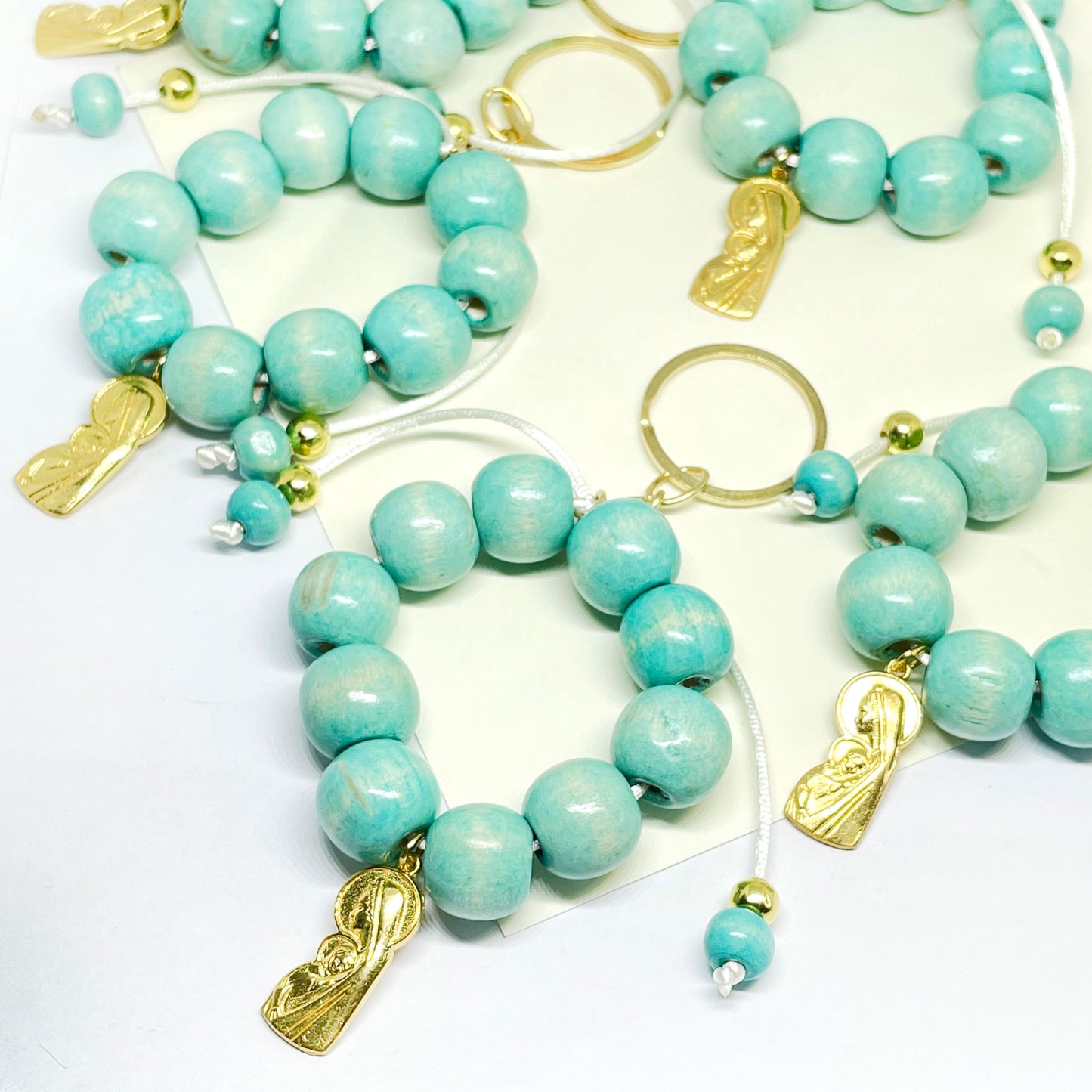 Denario llavero de madera turquesa con virgen - 12u