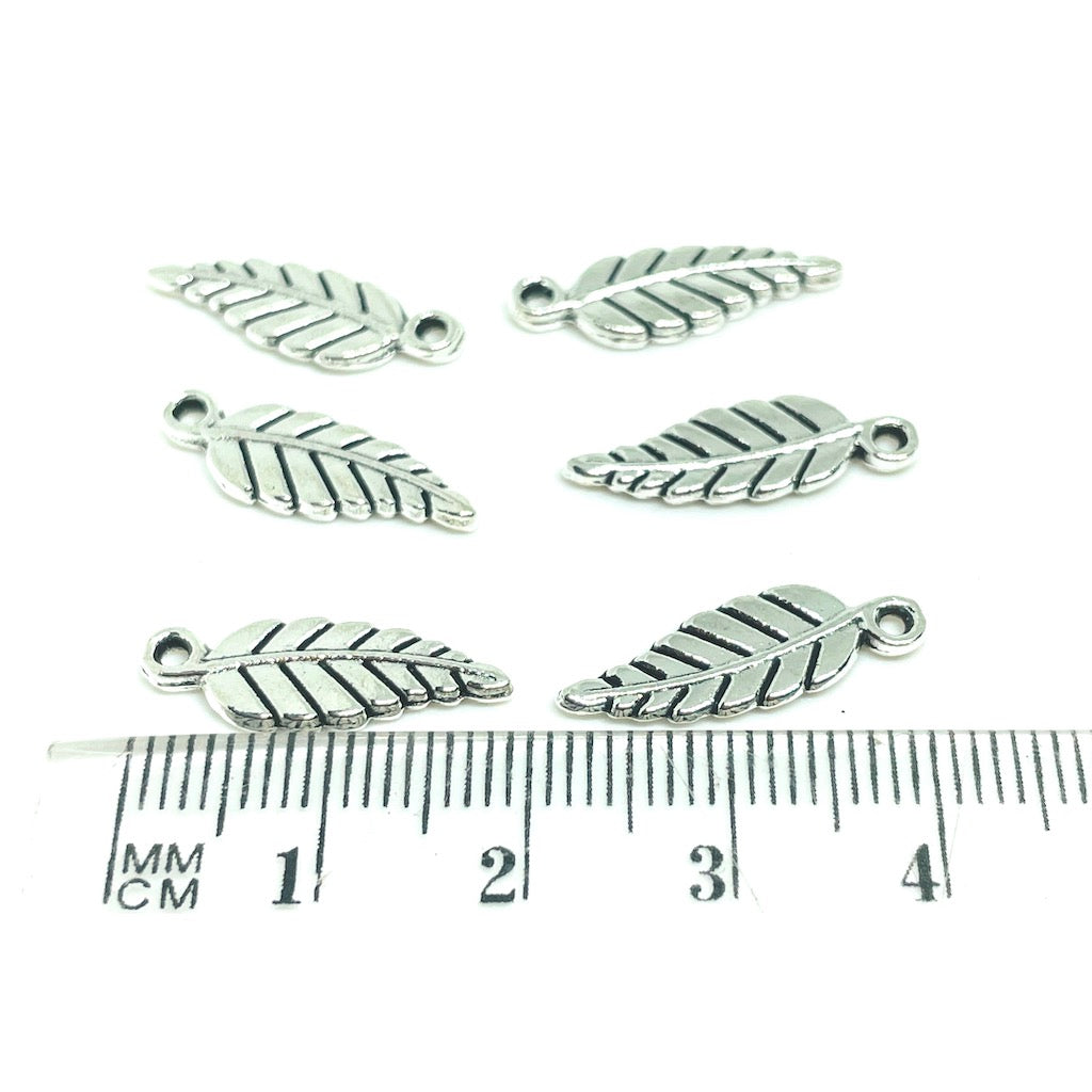 Colgante Hojas Plateado - 18mm - 6und