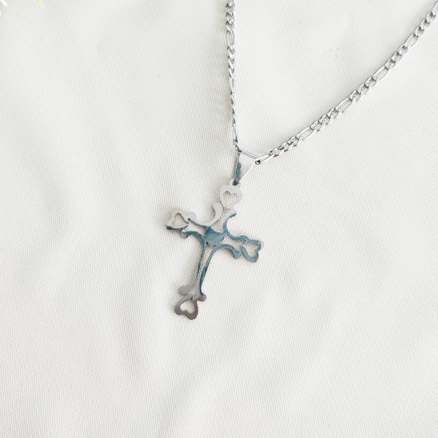 Collar con cruz de corazones de acero quirúrgico  - 10und.
