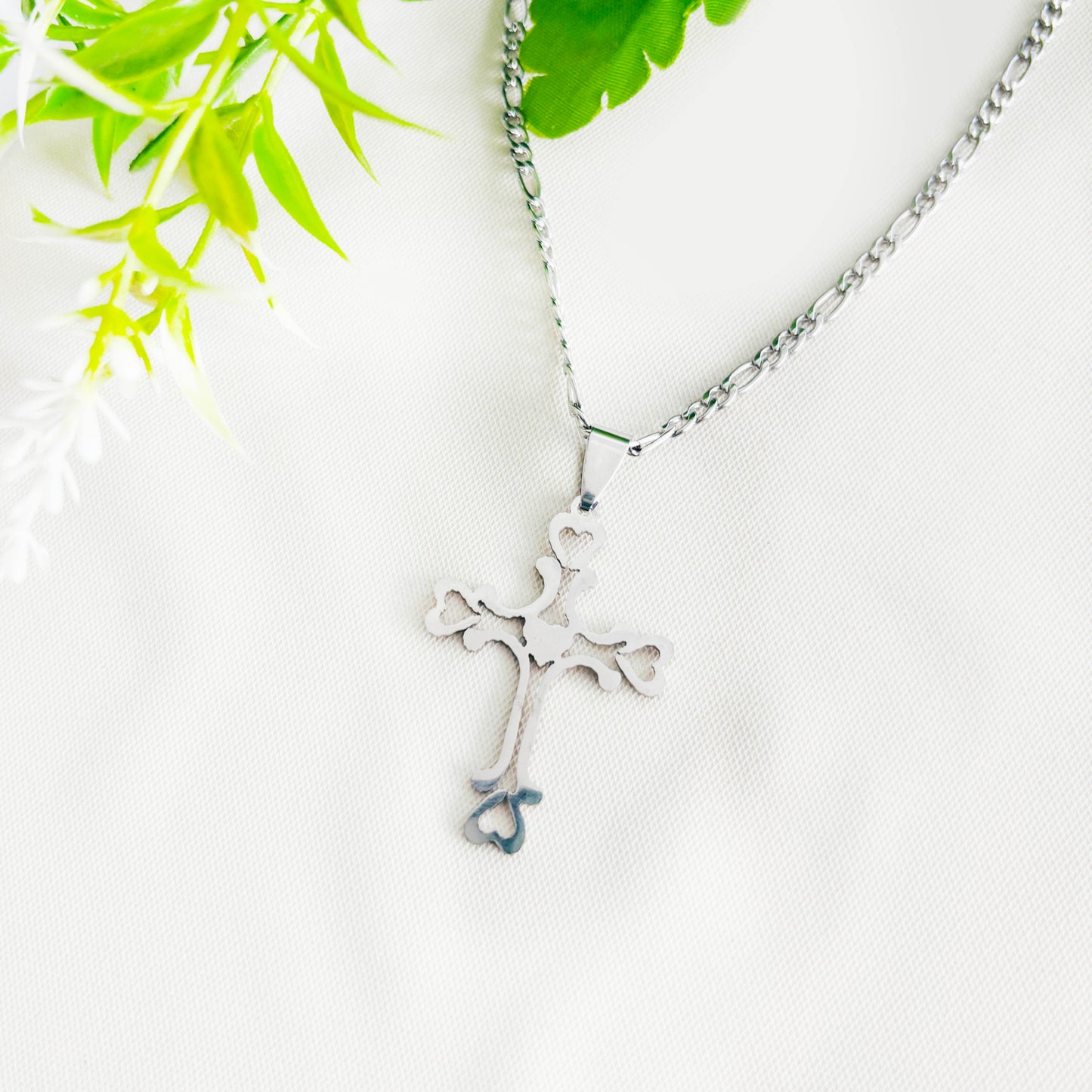 Collar con cruz de corazones de acero quirúrgico  - 10und.